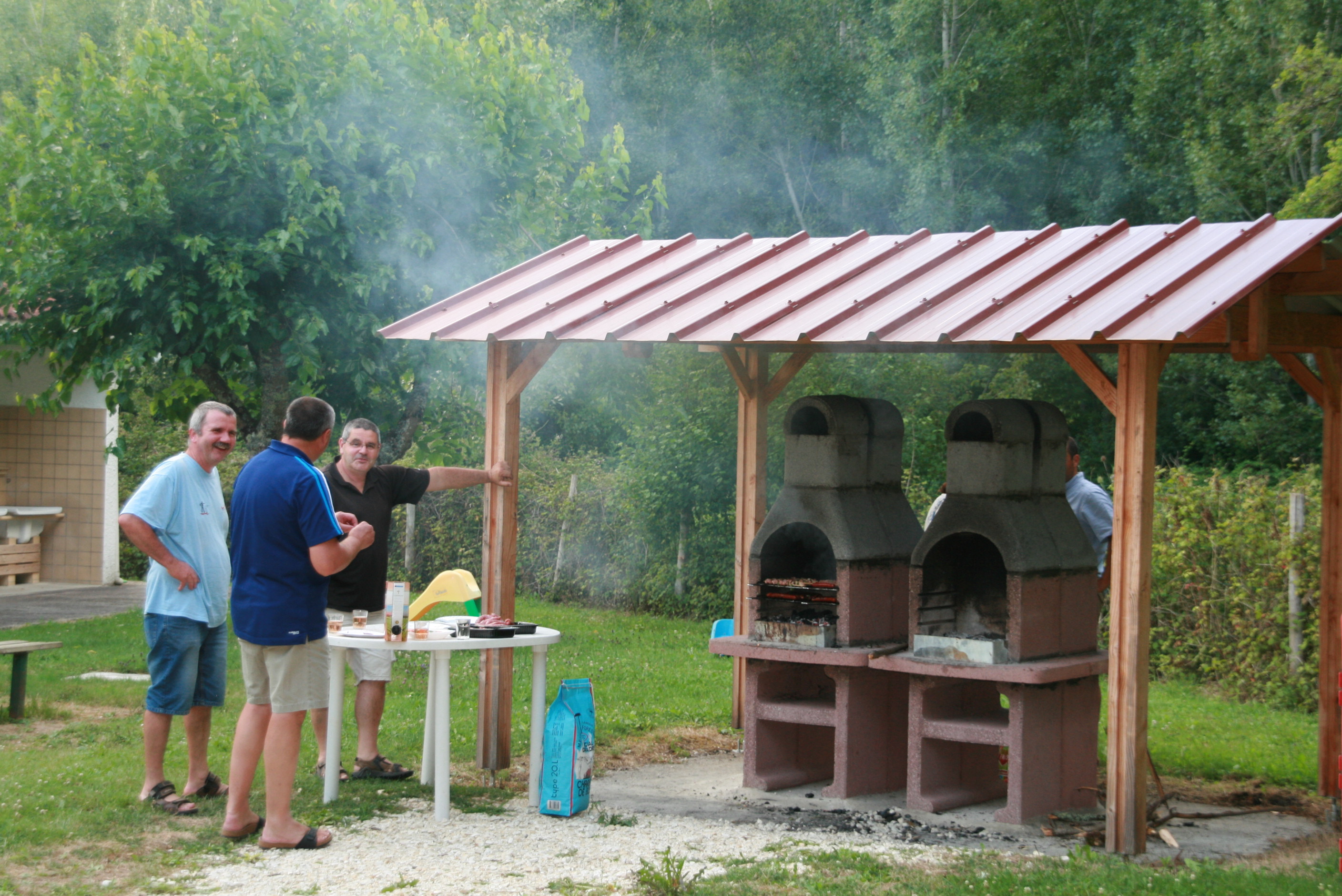 Barbecue convivial Camping de Neguenou